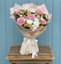 Букет цветов из:  Гвоздики, Орхидеи и Розы в Пущино