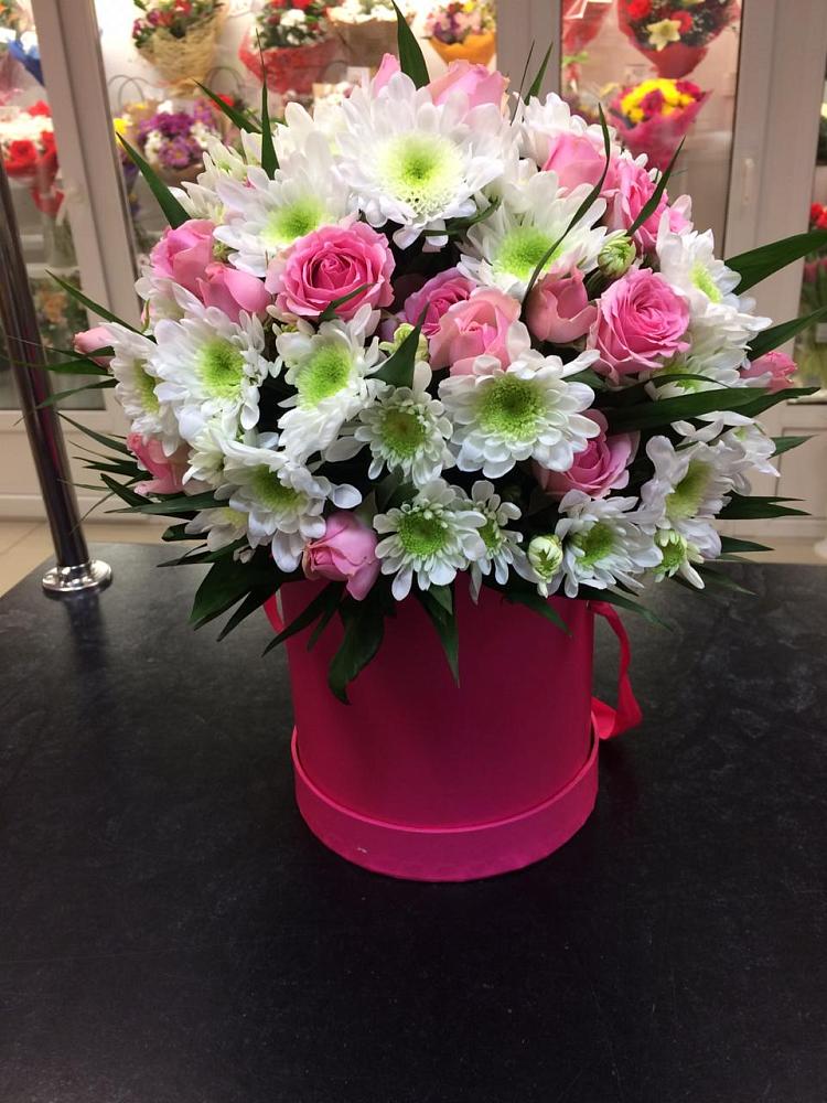 Цветочная композиция из Розы и Хризантемы в шляпной коробке в Пущино