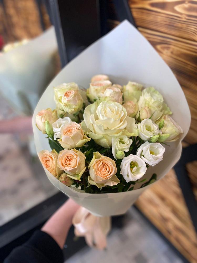 Букет цветов из: Розы и Лизиантусы в Пущино